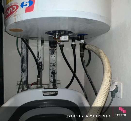 דוד שמש עם צינורות וחיבורים